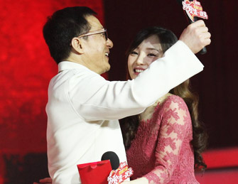 李小璐收成龙万元红包拥抱致谢