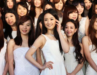 林依晨穿白裙亮相秀清纯