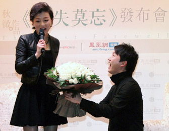 杨澜遭男主持跪地“求婚”