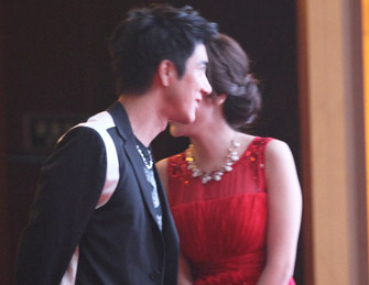 王力宏与女主持人贴面耳语