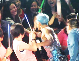 郭富城演唱会现场与熊黛林握手