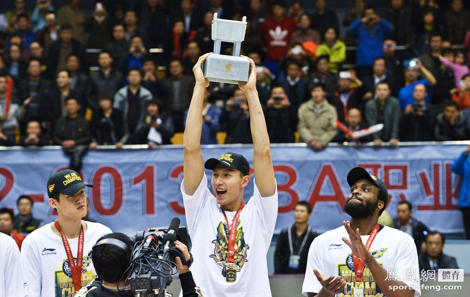 CBA总决赛颁奖仪式 易建联获MVP_体育频道