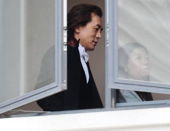 李咏窗口前与长发女嬉笑被拍