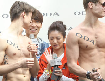 安以轩被外籍裸男围堵显害羞