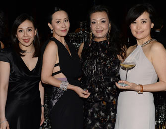 刘嘉玲参加派对与张兰合影