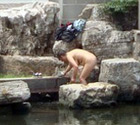 南京女子河边洗澡