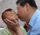 习近平亲吻小孩