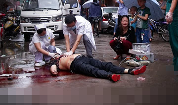 惠州一男子当街被刺死 妻儿目睹全程