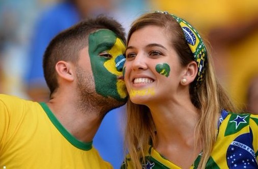 新马拉卡纳球场迎首秀 美女看台抢镜似苏珊娜(图)_体育频道_凤凰网