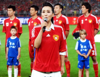 谭晶受邀领唱国家队比赛国歌