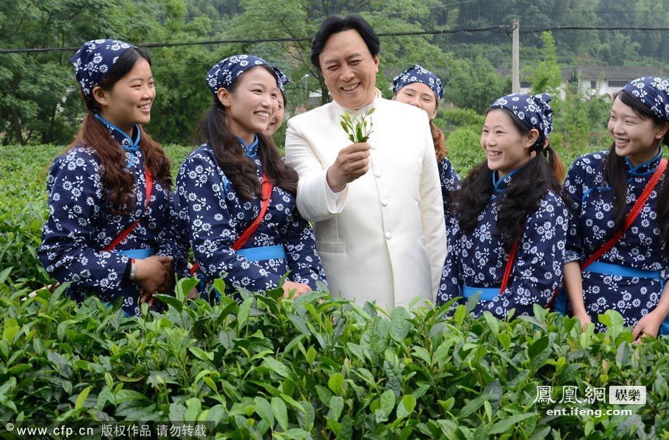 唐国强拍茶叶宣传片 获众<em>采茶妹</em>围绕田间赏茶