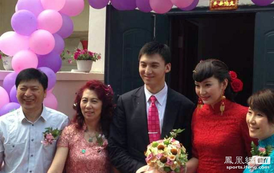 中国男篮队员吉喆大婚幸福满满