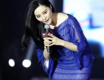 范冰冰蕾丝装亮相 被曝包机捞金