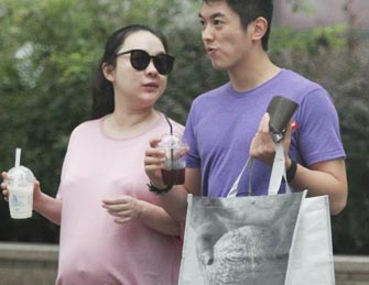 霍思燕挺大肚逛街露双下巴