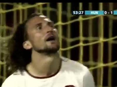 年度最佳打飞机!门前一米必进球竟踢飞