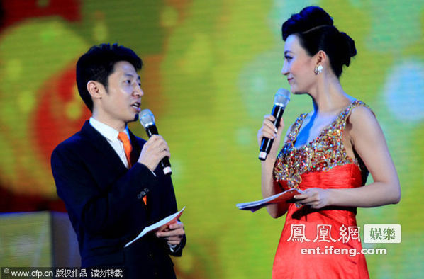 撒贝宁录节目“远离”高个女主持[高清大图]_娱乐频道_凤凰网