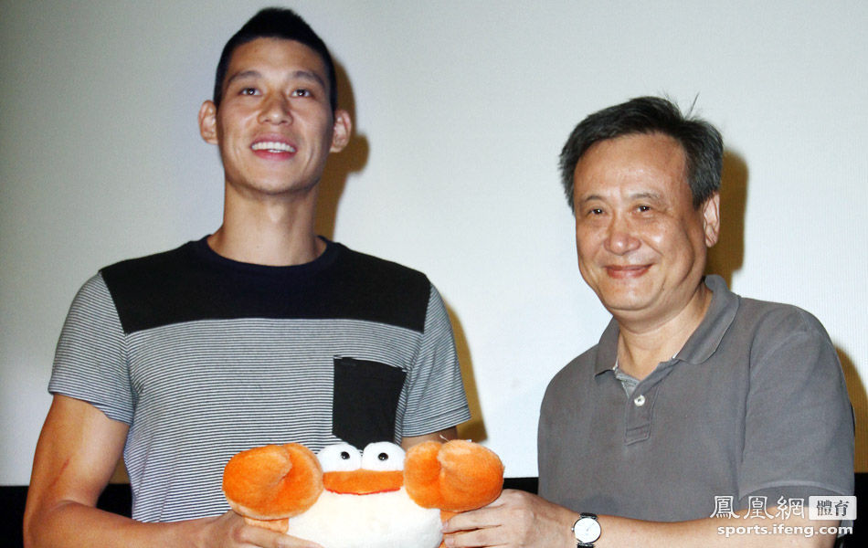 林书豪出席自传纪录片首映会 获赠公仔笑容满