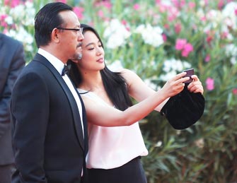 威尼斯闭幕红毯：姜文周韵自拍