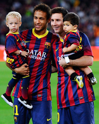 梅西内马尔齐携子亮相 诺坎普双星大秀父爱(图