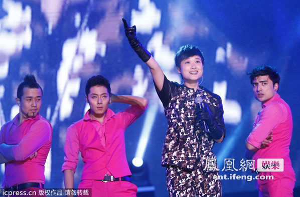 成龙演唱会现场拥抱李宇春[高清大图]