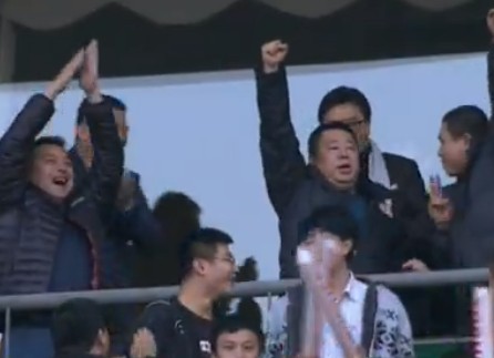 人和高层现场督战恒大 2球完胜戴老板振臂高呼
