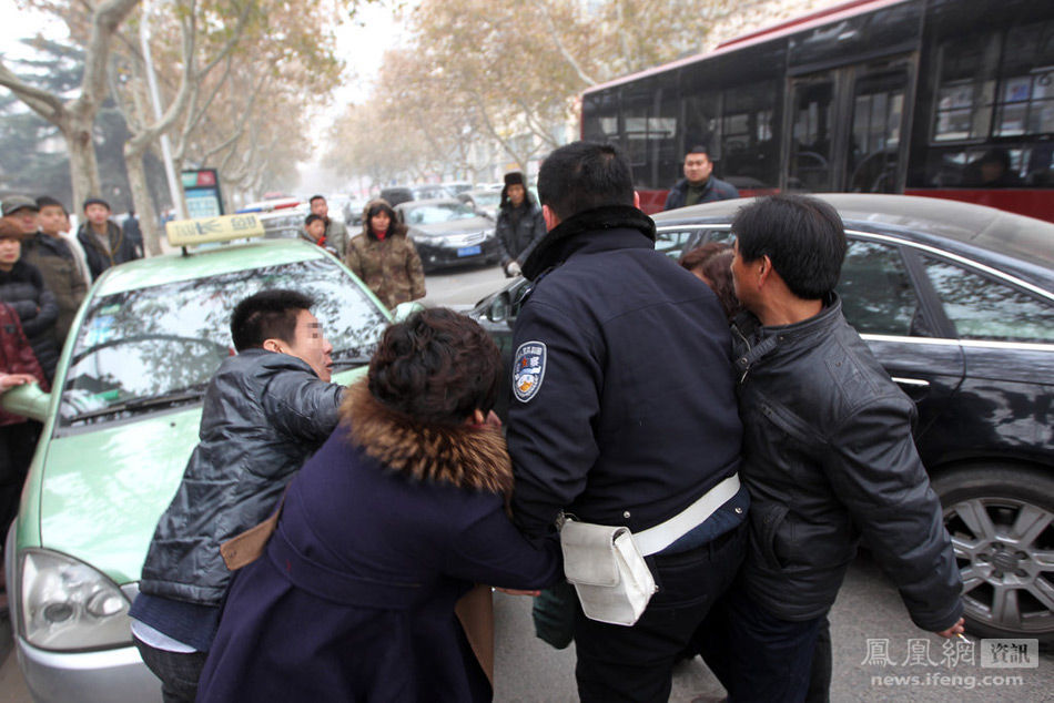 租、闯红灯、再撞车;<em>奥迪女司机被沿街追打</em> - 