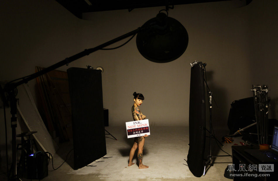 裸体纹身艺术家拍公益广告