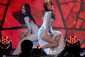 韩国女组合游戏竞赛时撩裙热舞