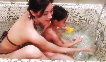 李嘉欣与儿子共浴