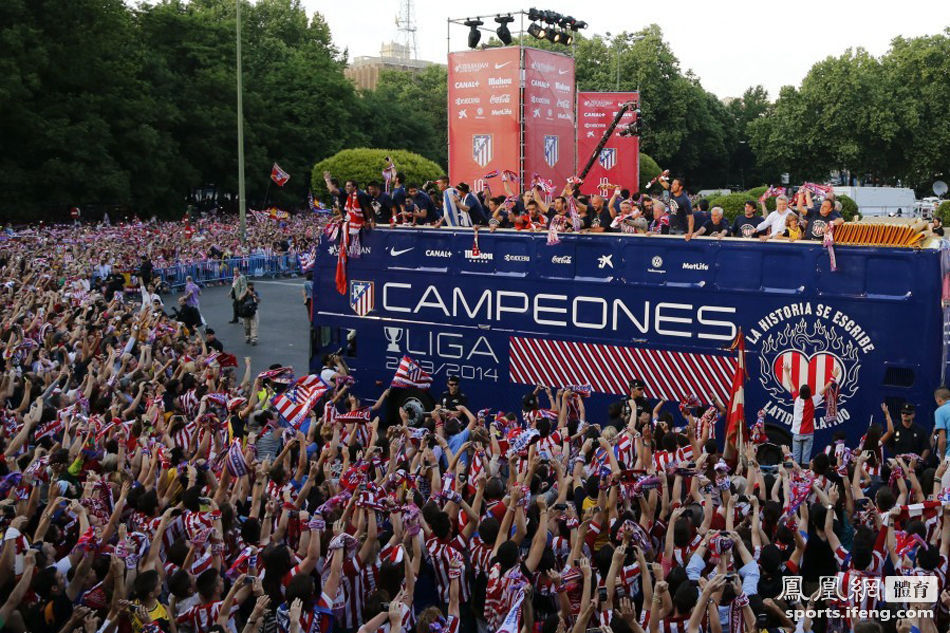 马竞西甲冠军巡游嗨爆 西蒙尼右臂中文纹身抢