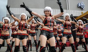 游戏外设组织20名“空姐”街头玩快闪"