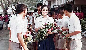 泰国前总理英拉学生时代少女照：清纯秒杀奶茶妹妹