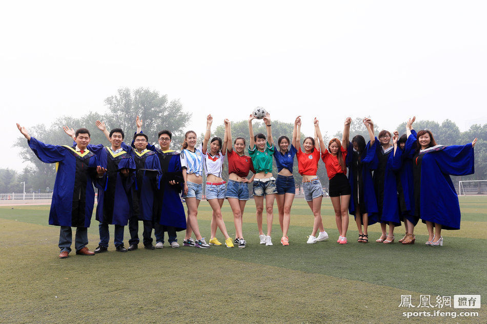 郑州<em>女大学生</em>热辣足球赛 清凉上阵助威世界杯
