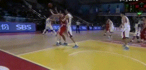 八一中锋挥肘击中田雨晨鼻子 后者愤怒起身回