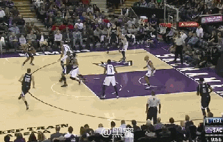 nba每日一囧:美女裁判遭袭胸 考辛斯委屈得要哭