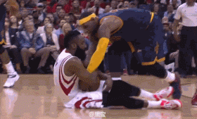 nba每日一囧:詹姆斯jj被踹 三美女摸马刺帅哥裆部