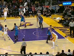 nba每日一囧:詹姆斯jj被踹 三美女摸马刺帅哥裆部