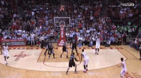 接着上一张图说,约什拿到了哈登丢的球,回来就怒射一记三分.