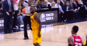 体育  汤普森只顾着和jr庆祝,完全不理会伸出手等待击掌的詹姆斯.