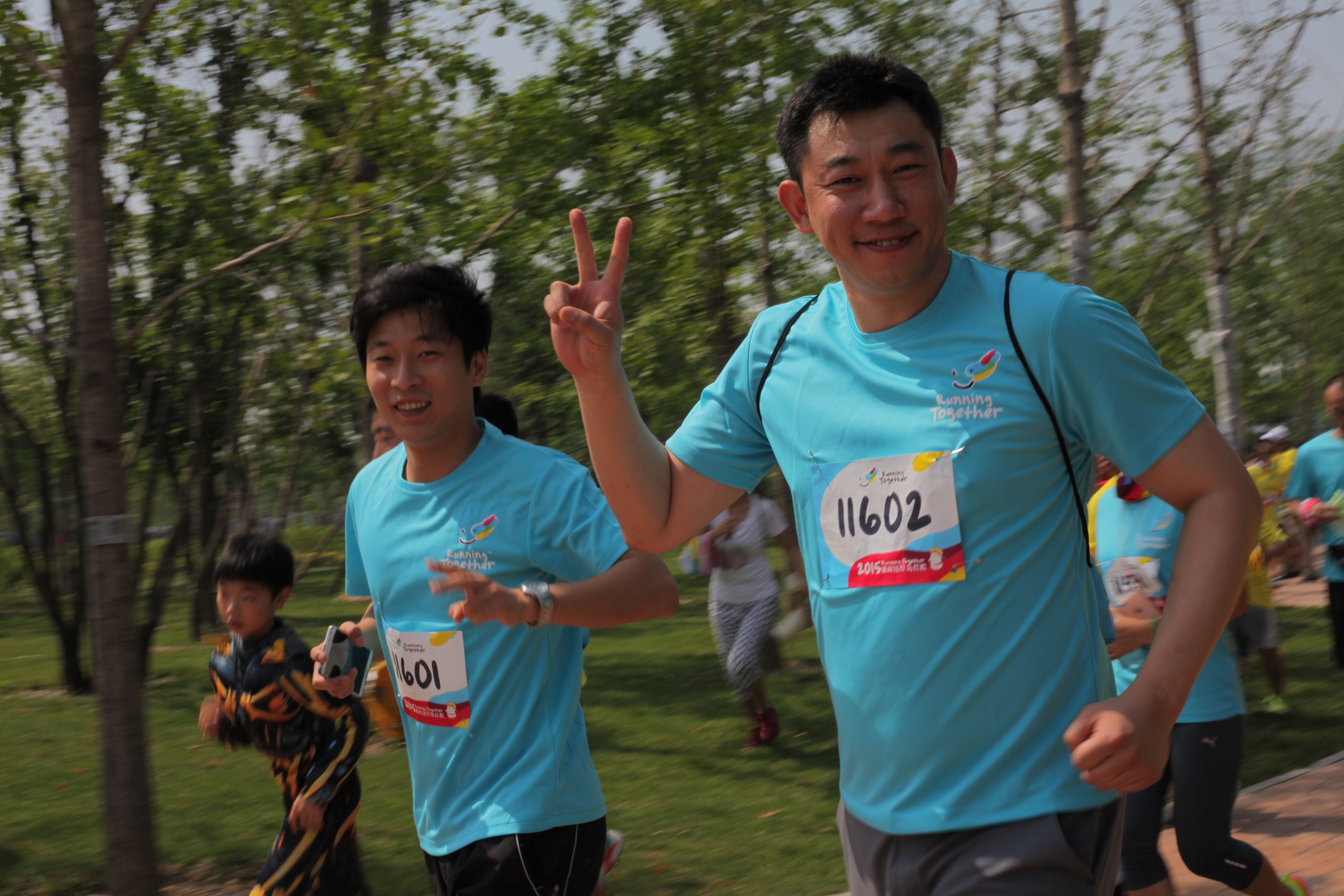 前国安队长爱心水果送自闭症儿童 盼更多孩子