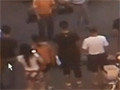 江苏女孩闯红灯被撞躺地抽搐 路人围圈拍照