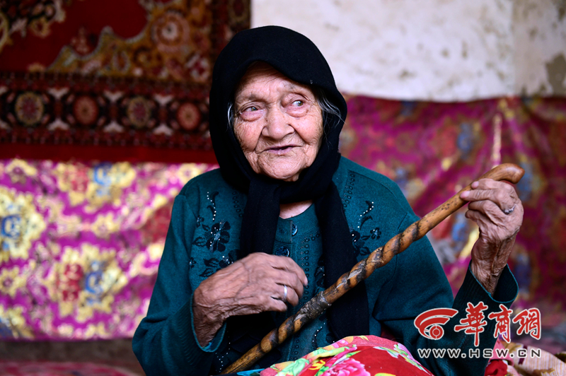 中国最长寿老人 128岁的她看到自己唱情歌视频