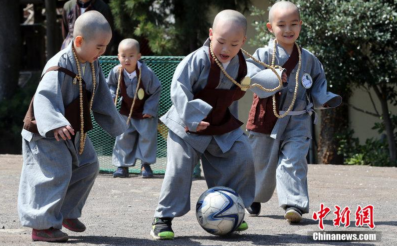 韩国寺院举办足球比赛 小和尚开踢人小鬼大