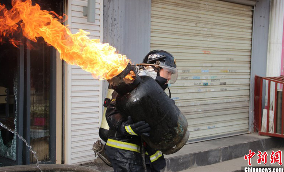 武汉消防员抱蹿火煤气罐狂奔图走红 震撼网友