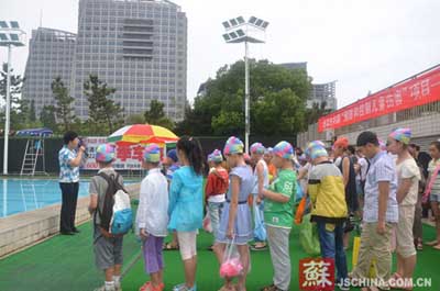 妇联举办公益夏令营 小学生免费学游泳