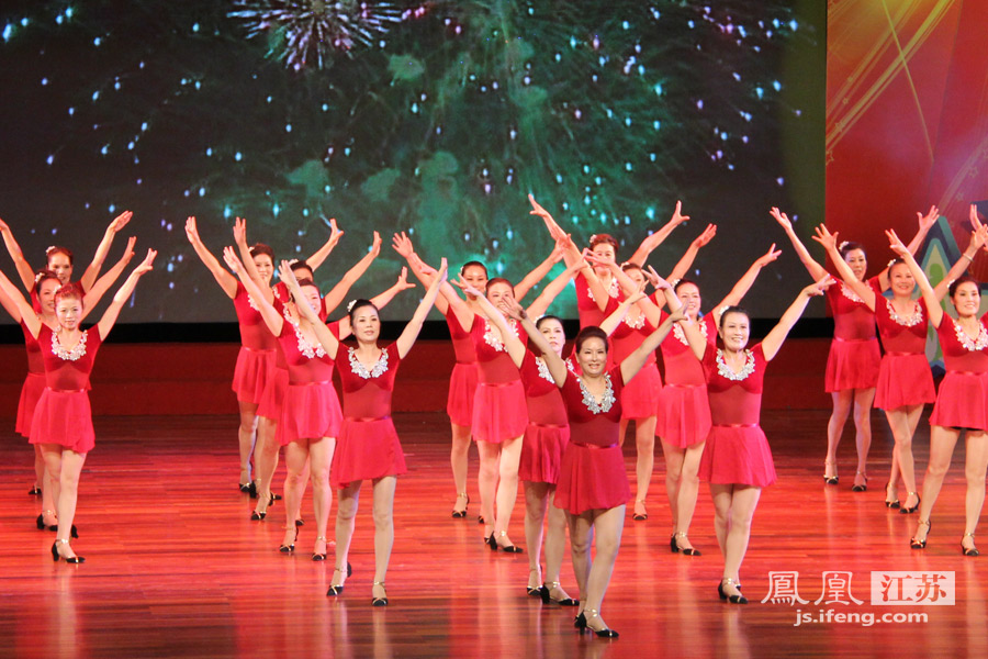 南通市首届广场健身舞展演12日更俗上演_频道_凤凰网