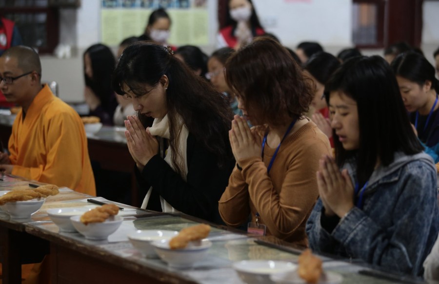南京栖霞寺50位男女集体禅修 天天打坐吃斋(组图)