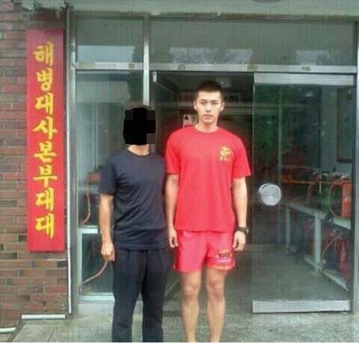 玄彬服役近况被曝光 <em>一身</em>红色T恤<em>短裤</em>抢眼_娱