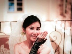 郑伊健蒙嘉慧婚宴跳贴面舞紧紧依偎显甜蜜(图)