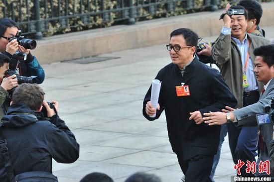 　　3月3日，全国政协十二届一次会议在北京人民大会堂隆重开幕。全国政协委员成龙在人民大会堂前跑步突围。中新社发贾国荣摄